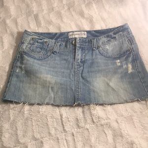 Frayed mini jean skirt
